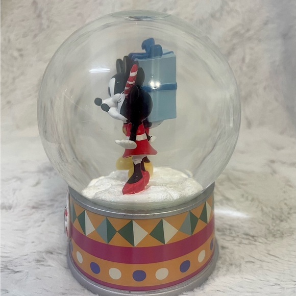 RARE 2018 Disney Store Mickey and Minnie Mouse Snow Globe Present Authentic - Picture 5 of 12